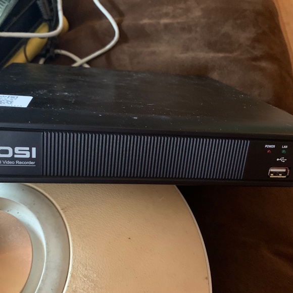 2 HD Security surveillance Cameras - Picture 1 of 3